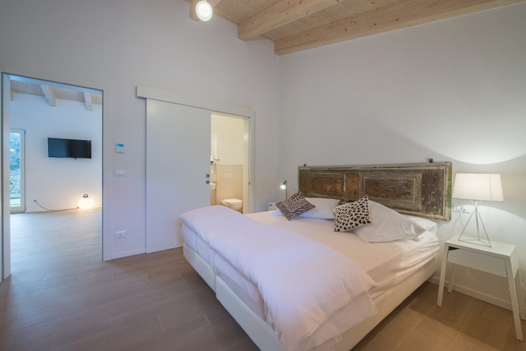 Bedroom 2, La Gazza Ladra Apartments, Trento