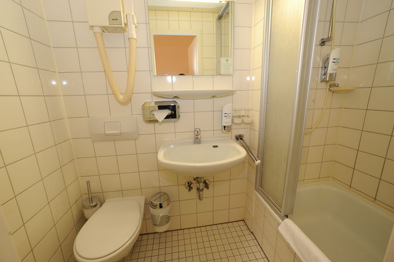 Bathroom 5, Hotel Europa City, Berlin