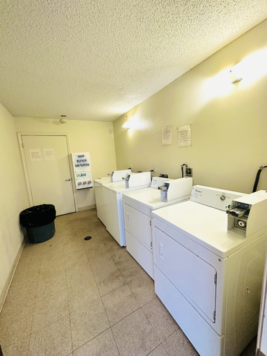 Bathroom 3, Kings Inn Motel, Tulare