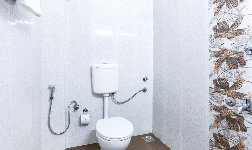 Bathroom 3, Treebo Comforts Inn, University Road Deralakatte, Dakshina Kannada