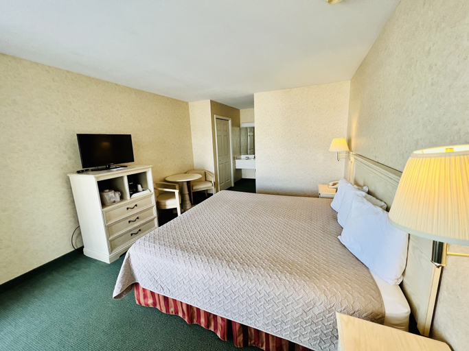 Bedroom 2, Court Plaza Inn & Suites, Cheboygan