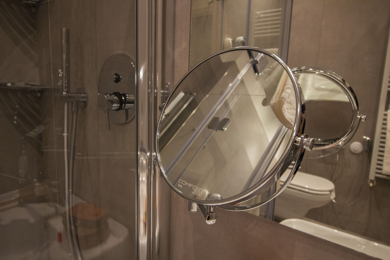 Bathroom 5, Hotel Vinci Sirmione, Brescia