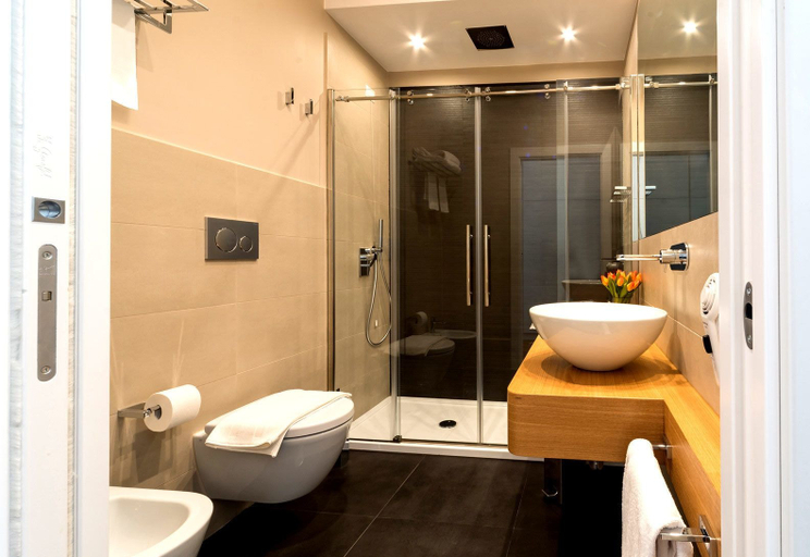 Bathroom 4, 900 Piazza del Popolo, Roma