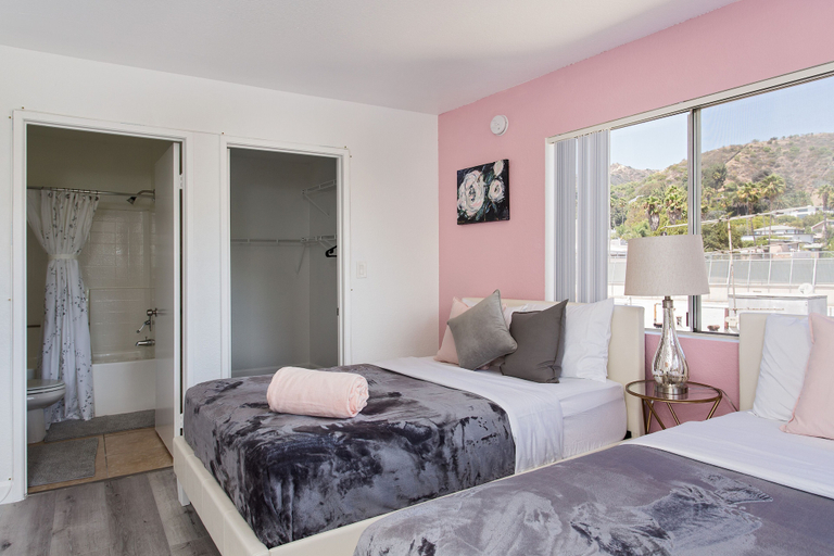 Bedroom 2, Extravagant Hollywood Cosmo Suites, Los Angeles