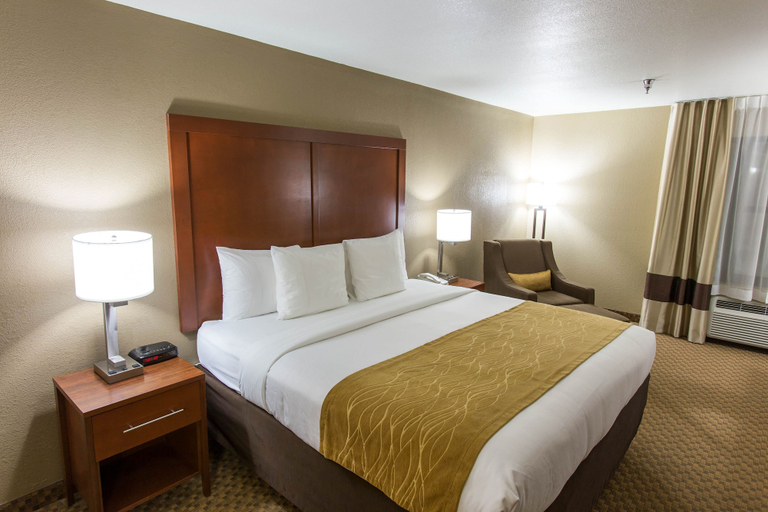 Bedroom 3, Comfort Inn & Suites Springfield I-44, Greene