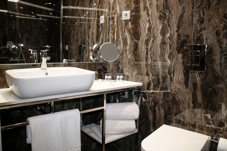 Bathroom 3, OCA Oriental Porto, Porto