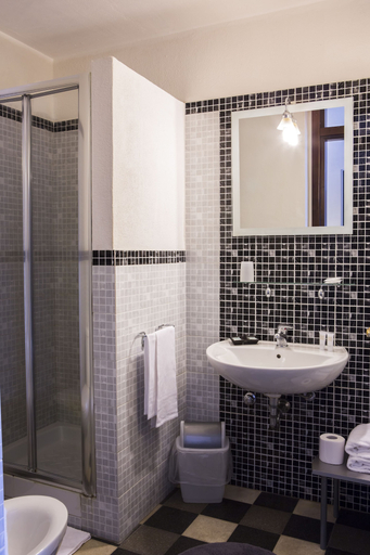 Bathroom 5, Lakkios, Syracuse