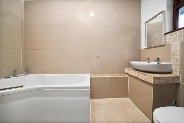 Bathroom 5, Iway Inn Hotel, Cambridgeshire