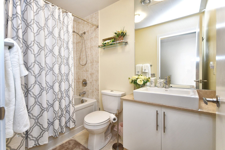 Bathroom, Applewood Suites - Luxury Condo, Toronto