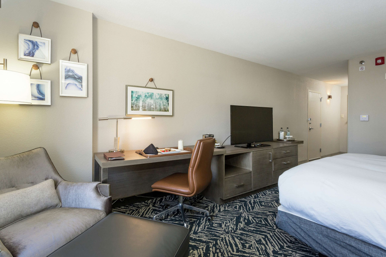 Bedroom 3, Doubletree by Hilton Harrisonburg, Harrisonburg