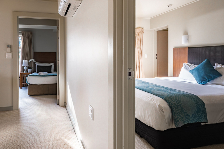 Bedroom 4, Ocean Breeze Hotel, Waitakere