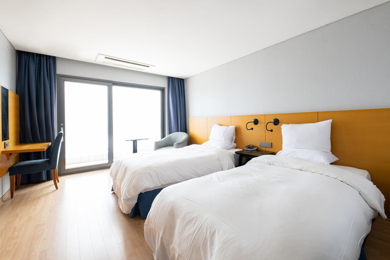 Bedroom 3, Asia Lakeside Hotel, Jinju