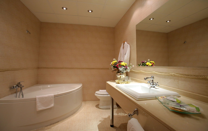 Bathroom 5, Hotel Castillo Bonavia, Zaragoza