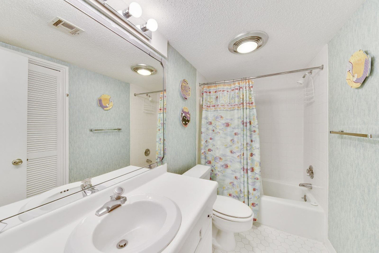 Bathroom 4, Plantation Club 533, Beaufort