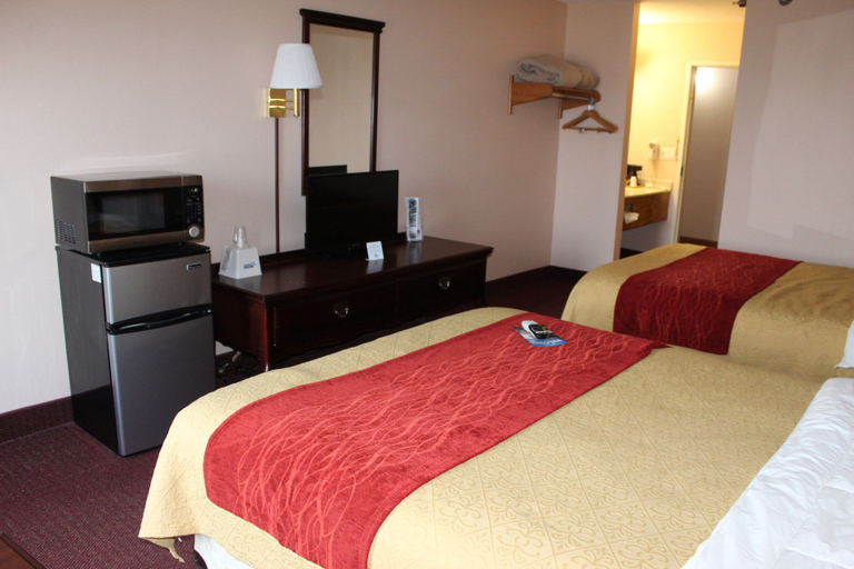 Bedroom 3, Super 8 by Wyndham Chenoa, McLean