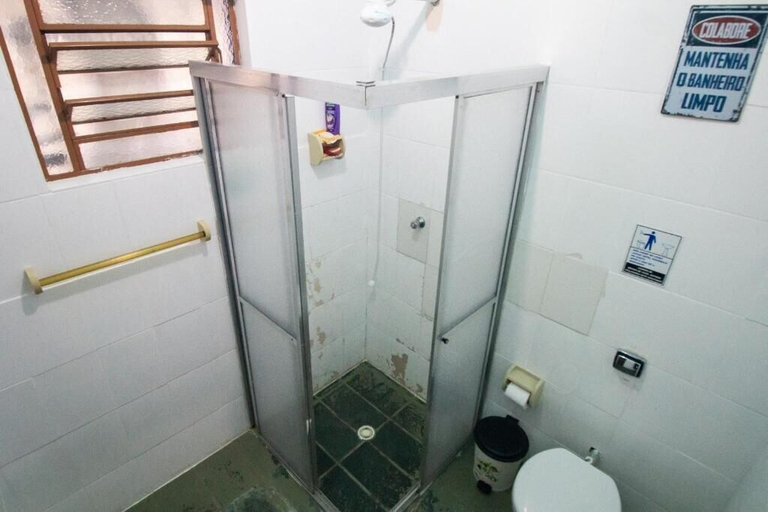 Bathroom 3, Farah Camping, São Sebastião