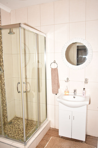 Bathroom 3, Cove View Bed & Breakfast, Buffalo City