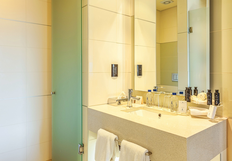 Bathroom 4, The Fairway Hotel, Spa & Golf Resort, City of Johannesburg