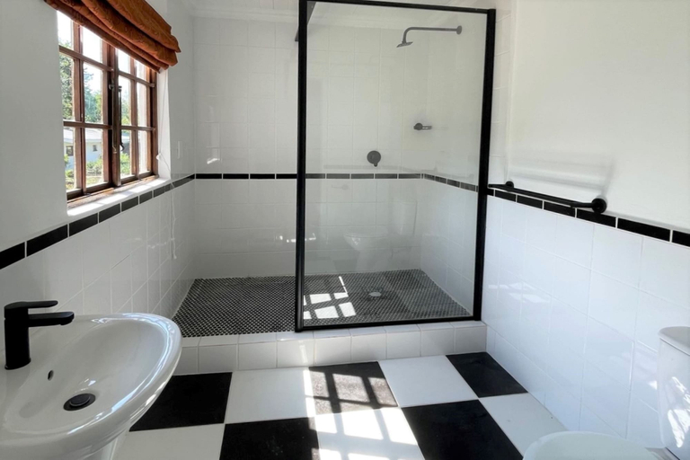 Bathroom 5, Himeville Arms, Sisonke