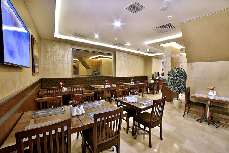 Food & Drinks 2, Corner Hotel, Fatih