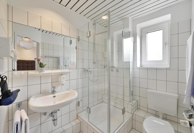 Bathroom 4, Hotel Haus Kronenthal, Mettmann