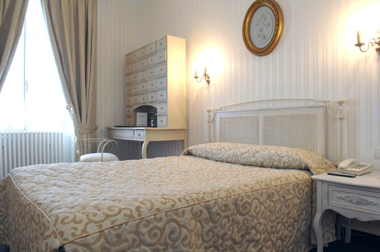 Bedroom 2, Hotel de France, Maine-et-Loire