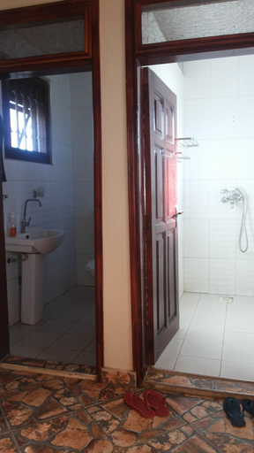 Bathroom 3, Parkside Safari Lodge, Nwoya