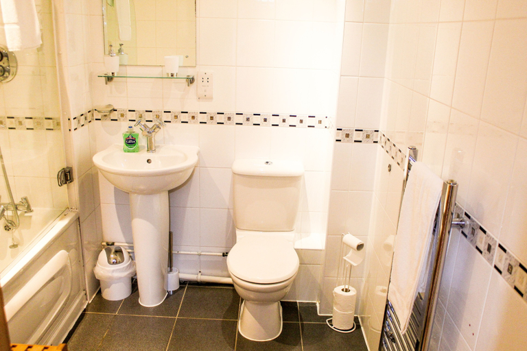Bathroom 3, 75 The Gardens, London