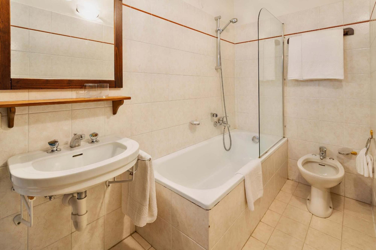Bathroom 4, Hotel Corona, Belluno
