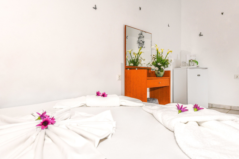 Bedroom 4, En Plo Rooms, Crete