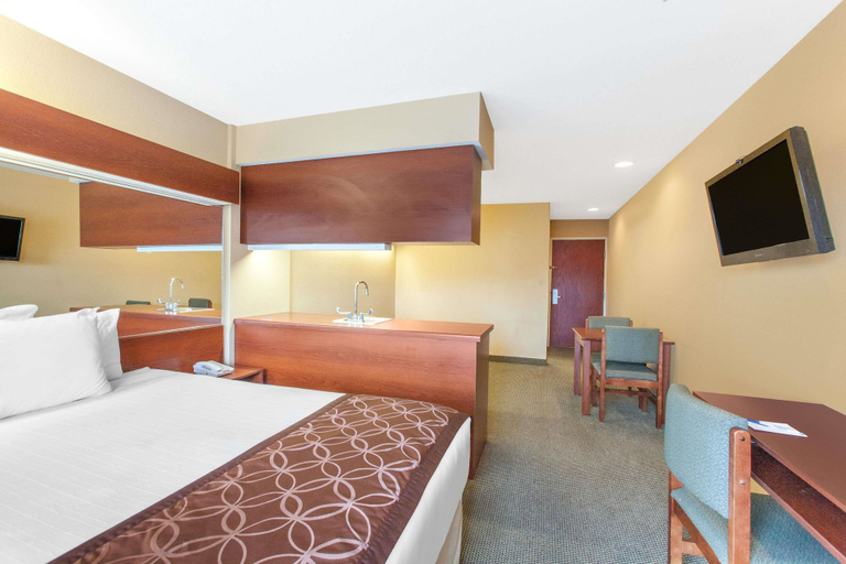 Bedroom 3, Microtel Inn & Suites by Wyndham Rogers, Benton