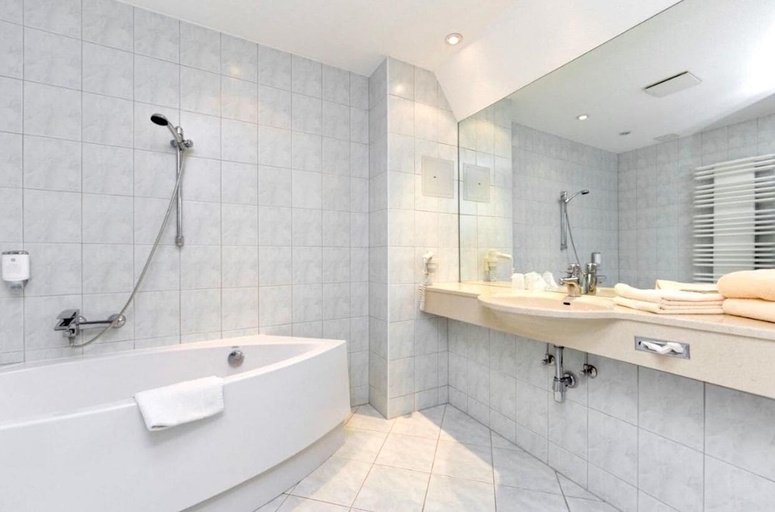Bathroom 5, Parkhotel Dallgow, Havelland