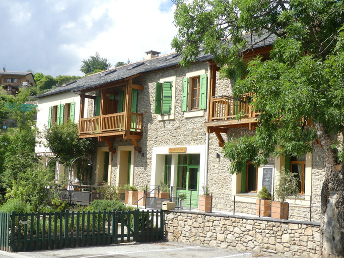 Exterior & Views