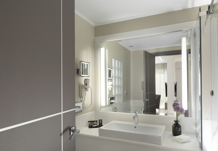 Bathroom 5, Holiday Suites, Attica