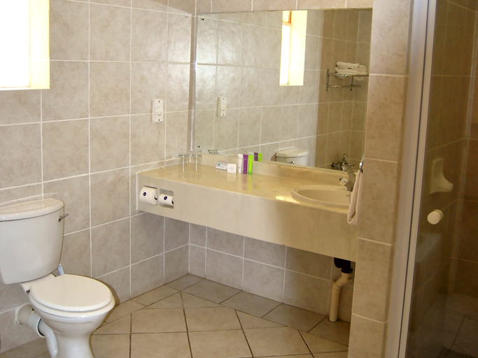 Bathroom 5, Safari Hotel & Convention Centre, Bojanala