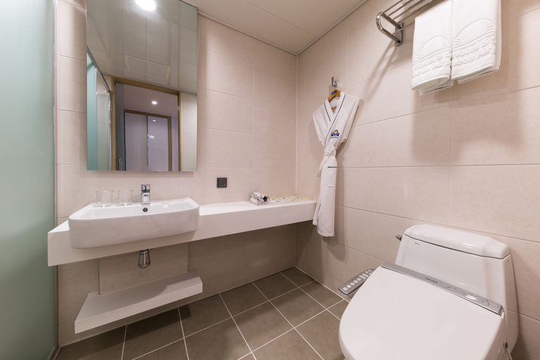 Bathroom 5, Days Hotel & Suites by Wyndham Incheon Airport, Jung