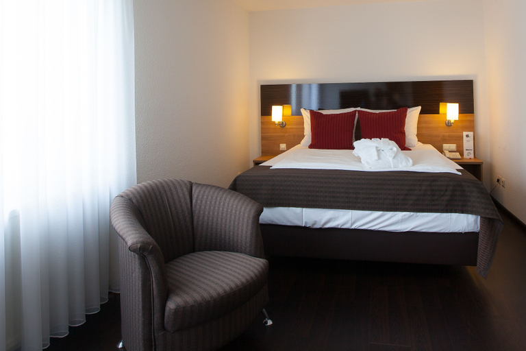 Bedroom 4, Stuttgart Großbettlingen Hotel by Belvilla, Esslingen