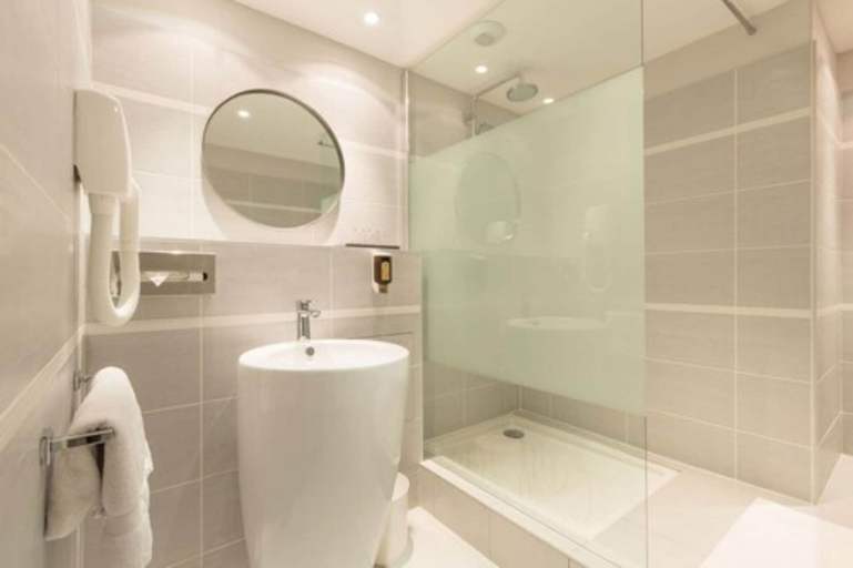 Bathroom 3, Hotel Amirauté, Var