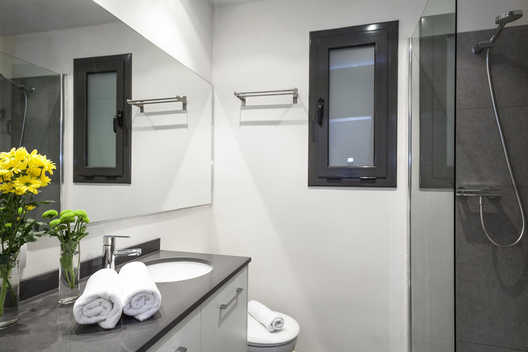 Bathroom 4, Fira Centric Apartments by gaiarooms, Barcelona