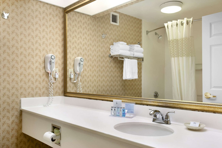 Bathroom 4, Hampton Inn & Suites Providence/Warwick-Airport, Kent