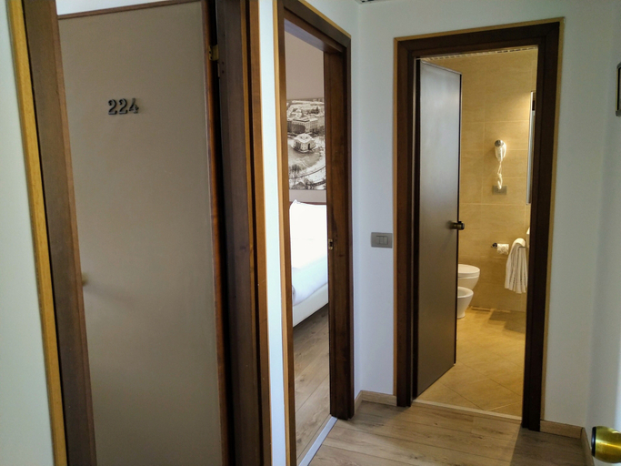 Others 5, Nuovo Hotel Italia, Milano