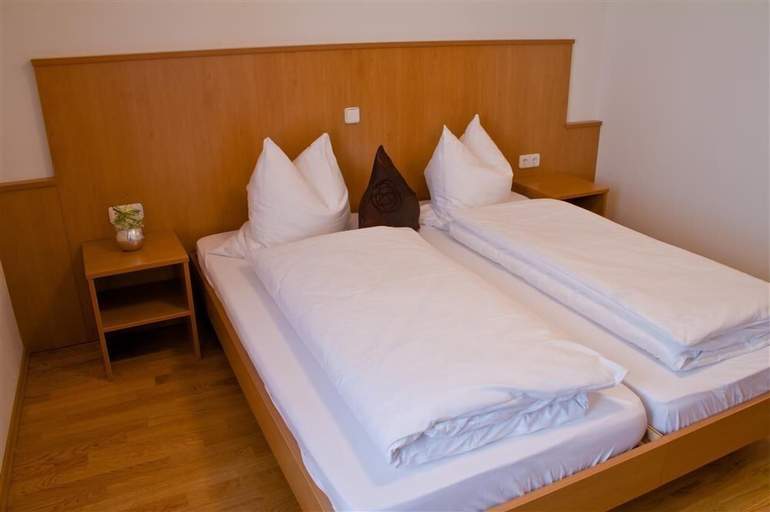 Bedroom 4, Baringer Hof, Neuburg-Schrobenhausen