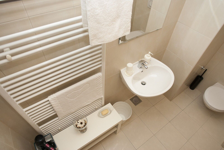 Bathroom 2, Paw Rooms, Zagreb