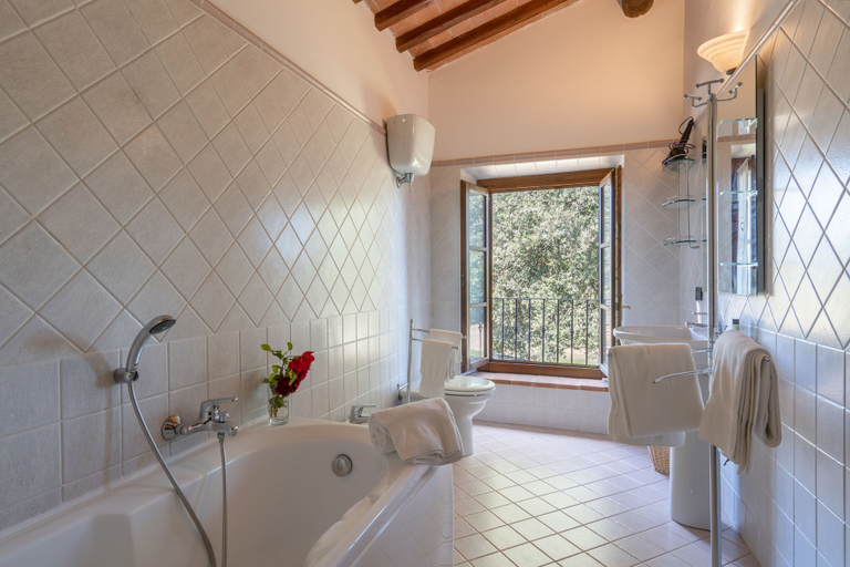 Bathroom 4, Le Rocche di Valiano, Siena