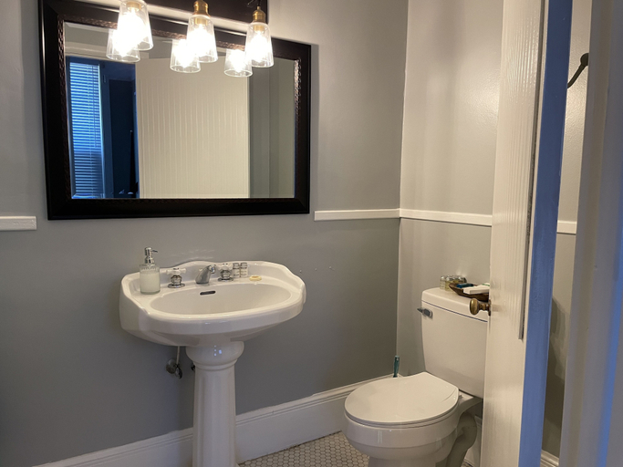 Bathroom 3, The Clinton Inn, Lenawee