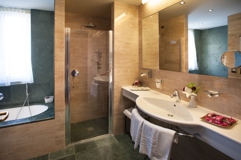 Bathroom 4, Hotel Calissano, Cuneo