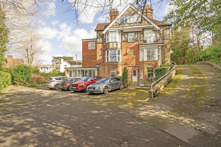 Exterior & Views 2, Stunning Large 1-bed Apartment in Tunbridge Wells, Kent