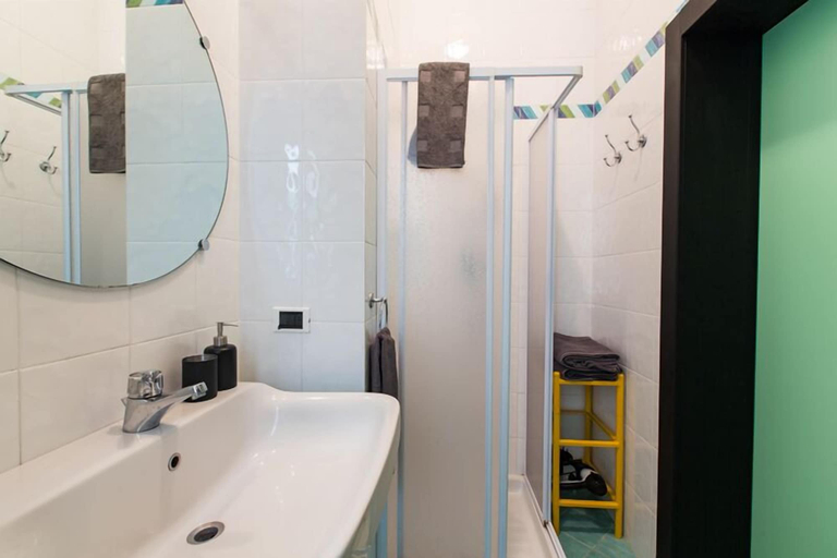 Bathroom 5, B&B Amoredimare, Bari