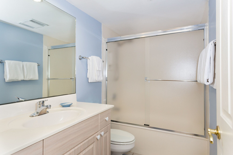 Bathroom 4, Kings Crown 111, Lee