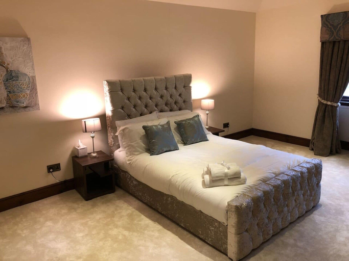 Bedroom 2, Beautiful 4-bed Villa in Glasgow, Glasgow